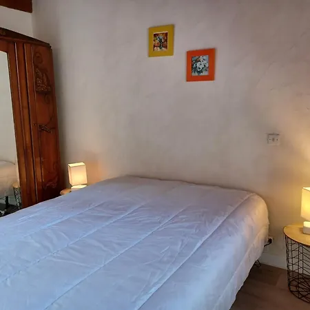 2 Hebergements Differents 1 Gite Avec Deux Chambres Et 1 Location Meublee Avec 1 Chambre *